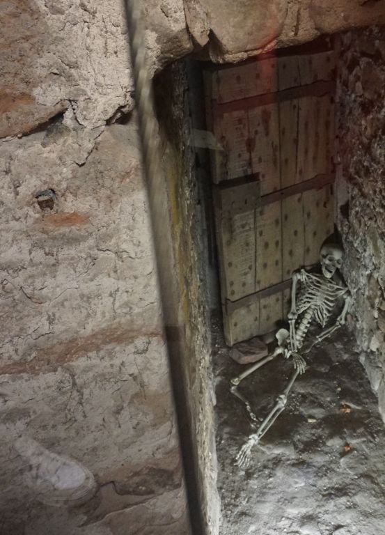 Skelett im Hinterturm Schlitz