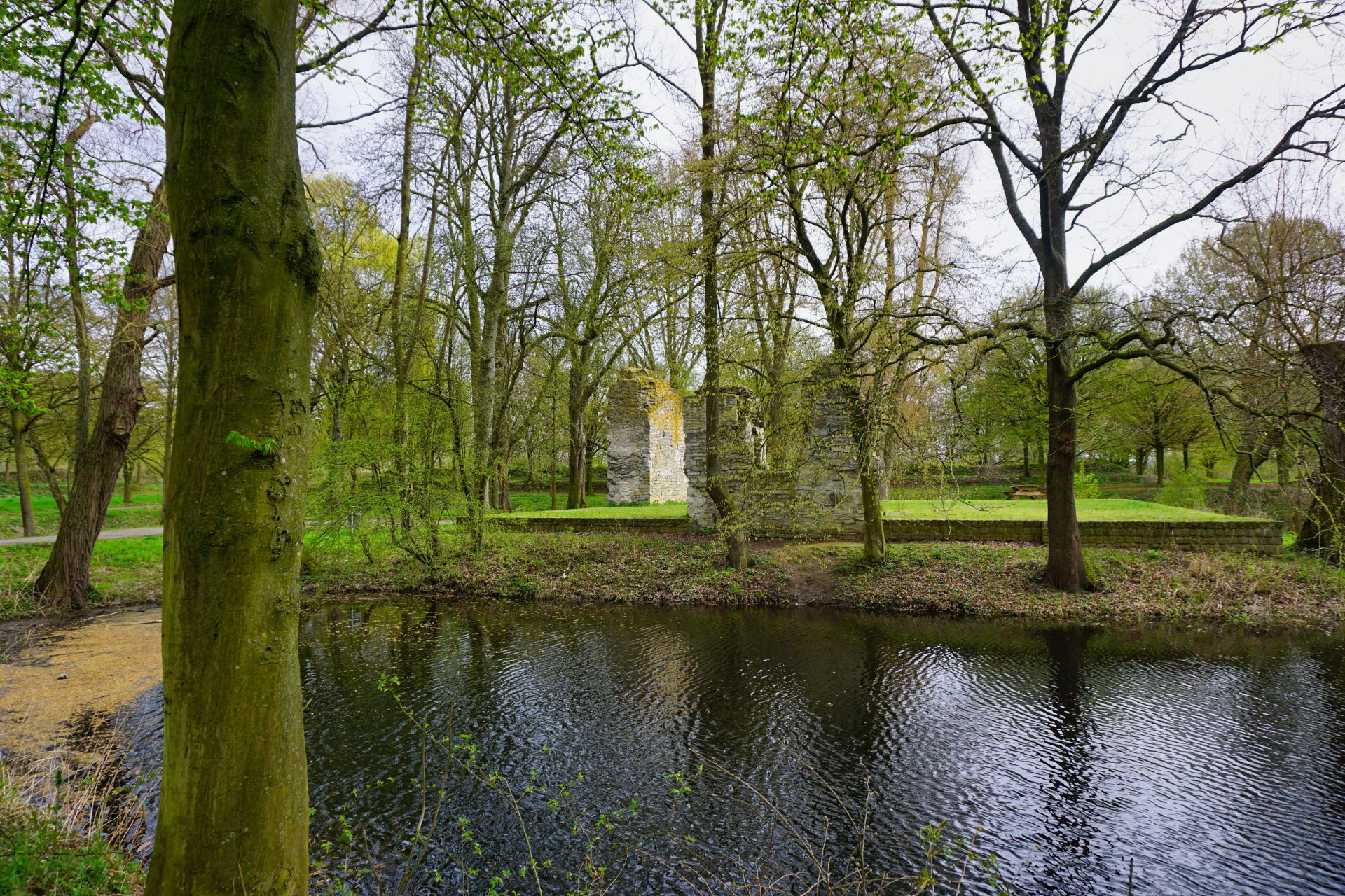 Wassergraben Burgruine Lipperode