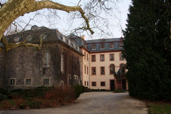 Innenhof und Denkmal Fürst Ludwig