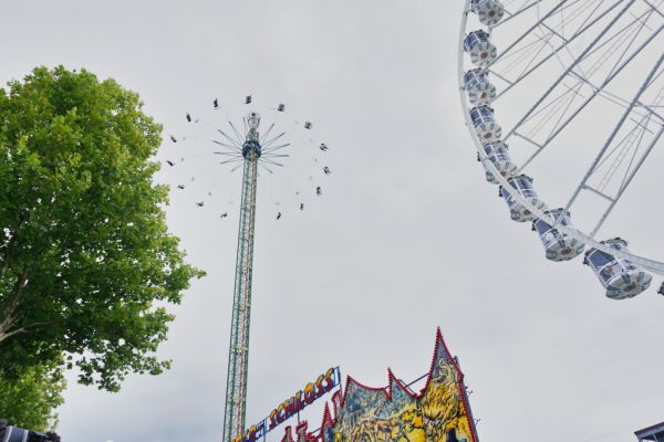 Riesenrad MovieStar 2 und Jules Verne Tower