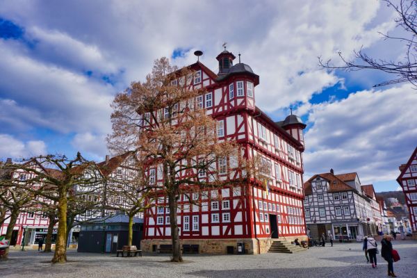 Melsungener Rathaus mit Marktplatz