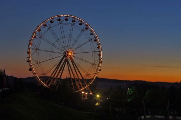 Riesenrad im Allgäu Skyline Park bei Abend