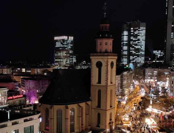 St. Katharinenkirche in Frankfurt bei Nacht