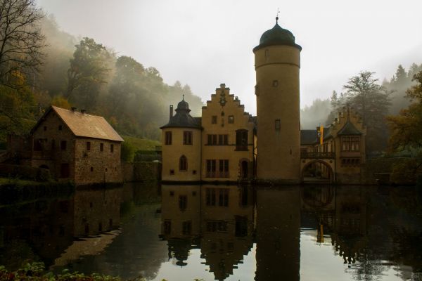 Schloss Mespelbrunn Nebel