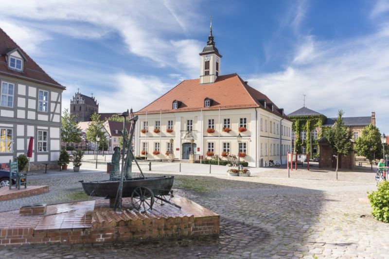 Rathaus und Brunnen, Angermünde